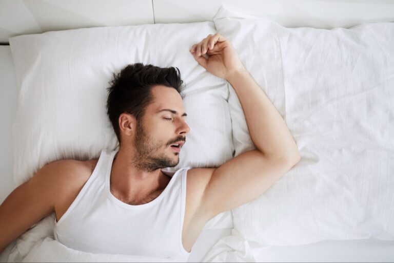 Schlafende Person als Symbolbild zum Thema Schnarchen und HNO-Abklärung